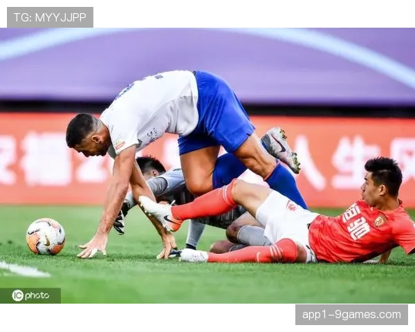 防守三秒违例在关键回合判罚难点 禁区停留时间判断依赖裁判专注度